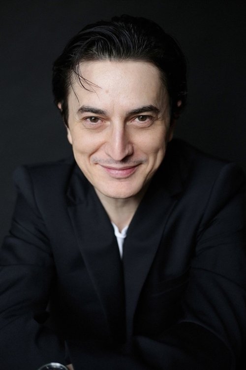 Zuriel de Peslouan as Théo