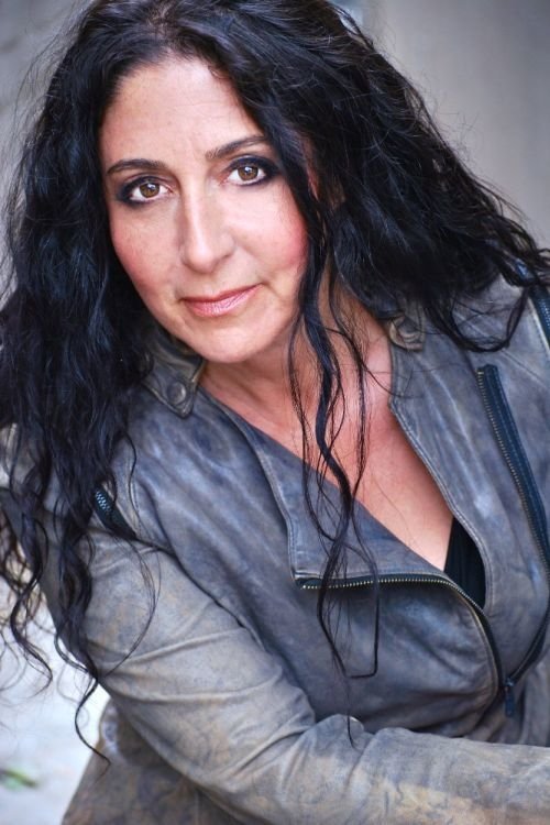 Elizabeth Gamza as Kendra Fineman