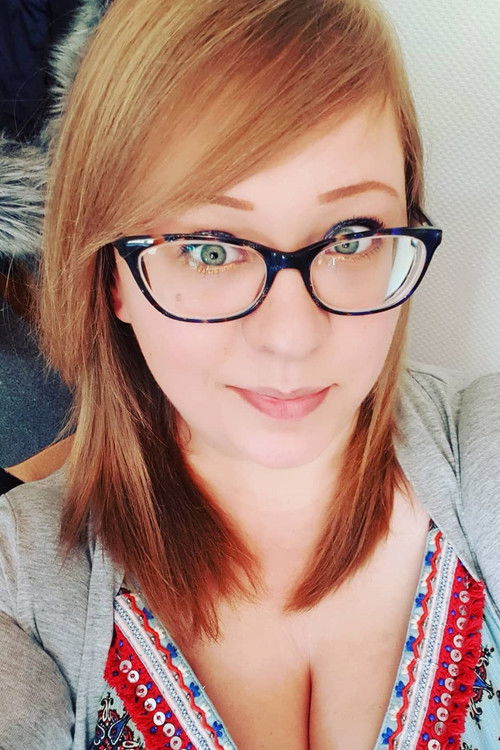 Vikki Hill as Carol Singer