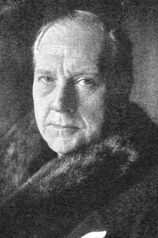 Arnold Korff as Baron Kraemer, Lord Chamberlain