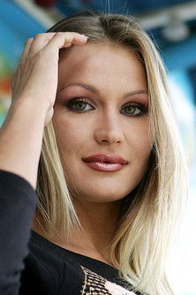 Éva Henger as Annunciatrice televisiva chat-line