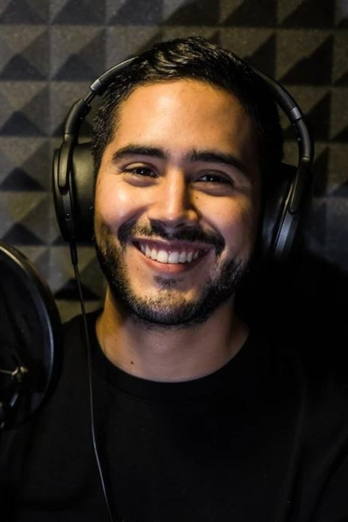 Jorge Lemus as Jonathan Ponce (Voz)