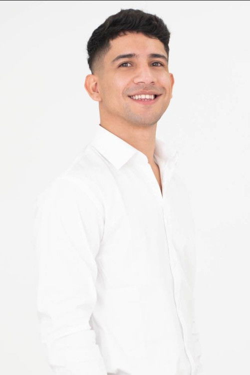 Lucas Araujo as Justo González