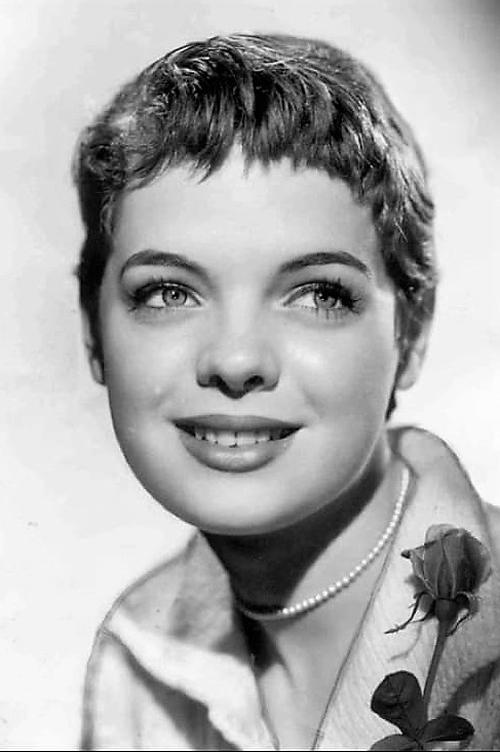 Lili Gentle as Leora Easton