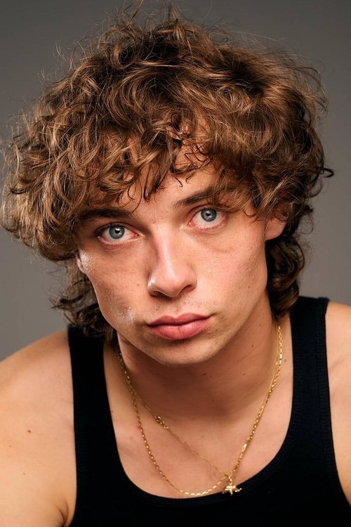 Fyn Phoenixx as Max 'Beanie'