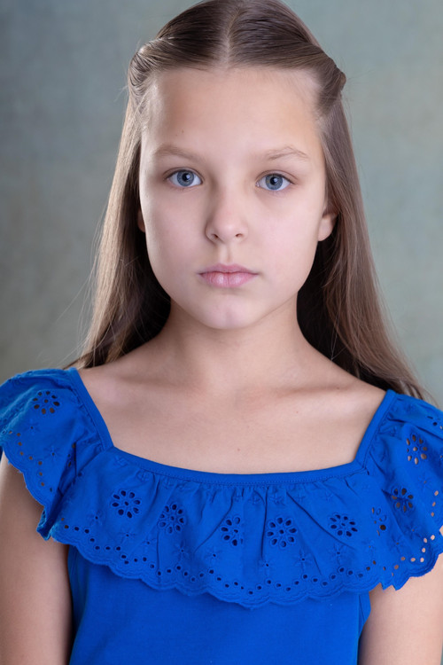 Melisa Martinkenaite Zena as Young Sue