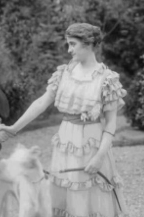 Annie Frenkel-Wesling as Toos