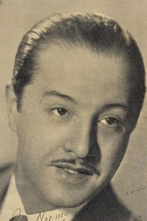 Roberto García Ramos as Raúl Estévez