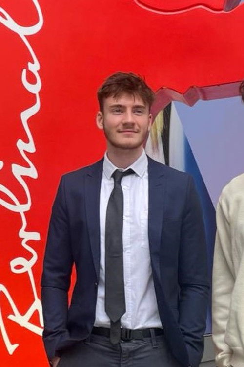 Joseph Ringland as (Extra)