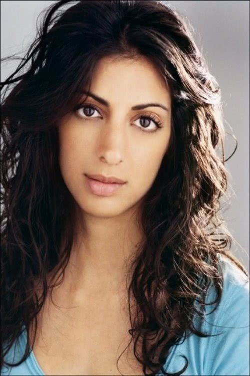 Meera Rohit Kumbhani as Zoe