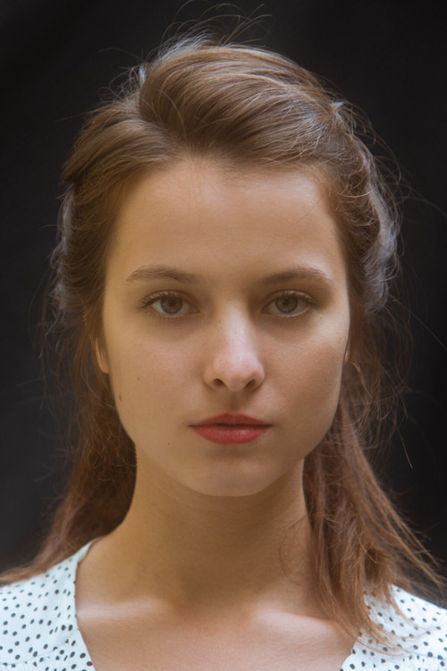 Elina Vildanova as Aylin