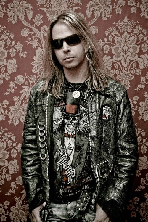 Tobias Exxel as Bass