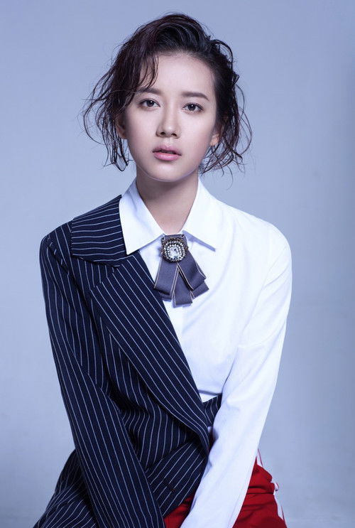 Yange Deng as Fourth Aunt