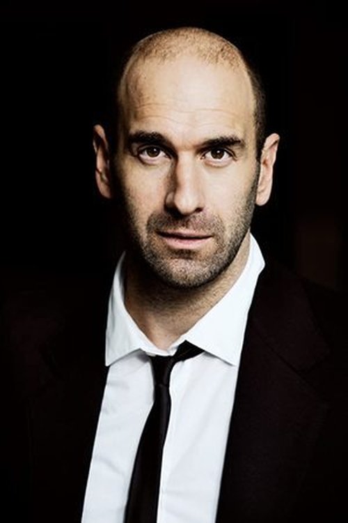 Urs Jucker as Leo von Holzen, father