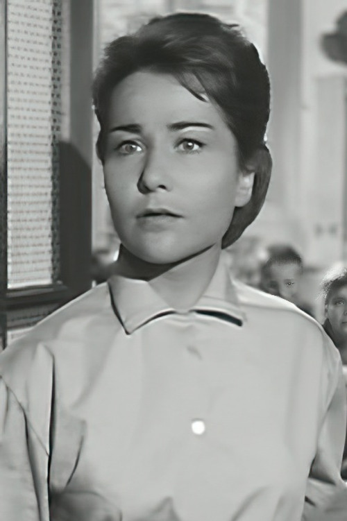 Nicole Chollet as Léontine