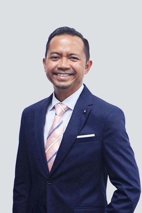 Tengku Iesta Tengku Alaudin as Dato Seri