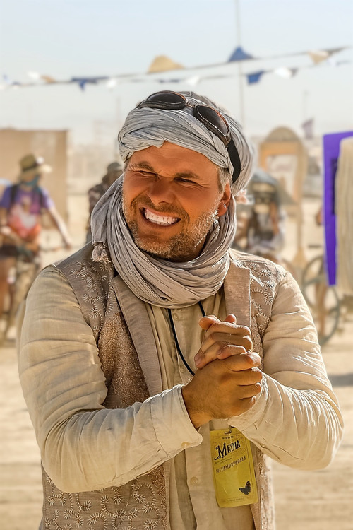 Mattias Löw as Narrator (voice)