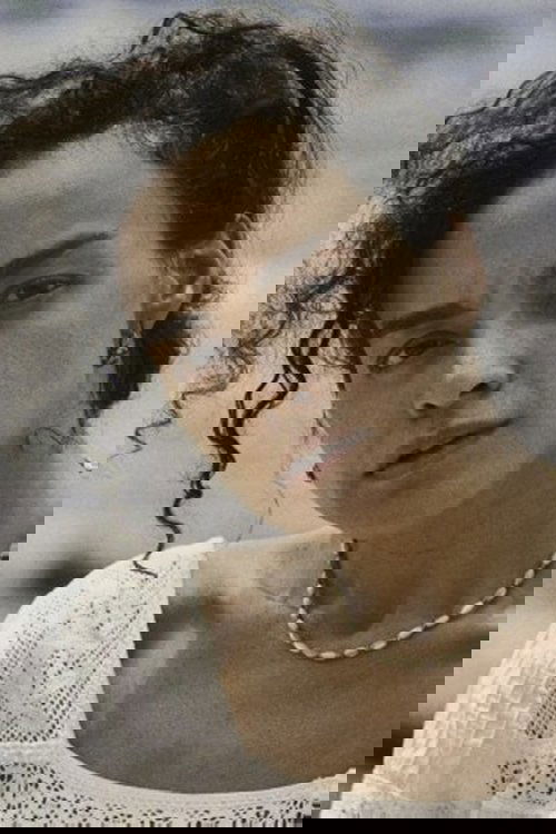 Rebeca Jamir as Isaura