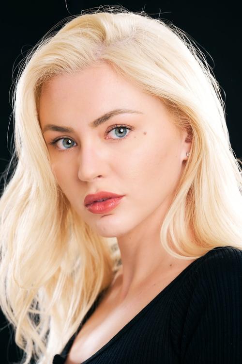 Johanna Liauw as Beth