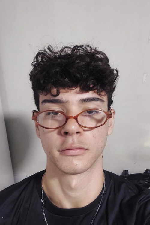 Jhonata Garcia as Garçom