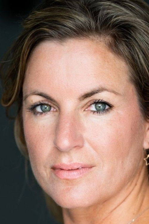 Thamara Barth as Sarah Lang