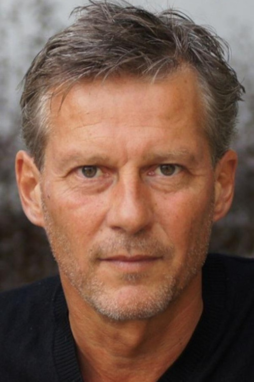 Laurent d'Olce as Narrateur (Voix)