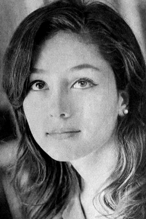 Sonia Viveros as Loreto Valle de Castellot