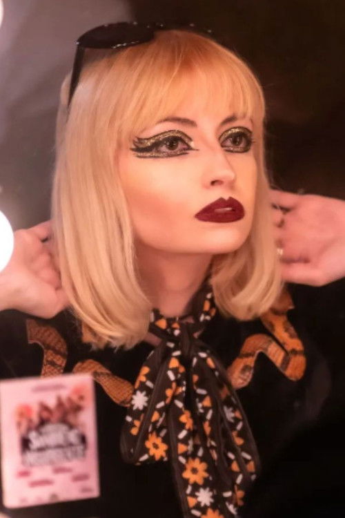 Bruna Calcanhotto Galvão as Party Guest