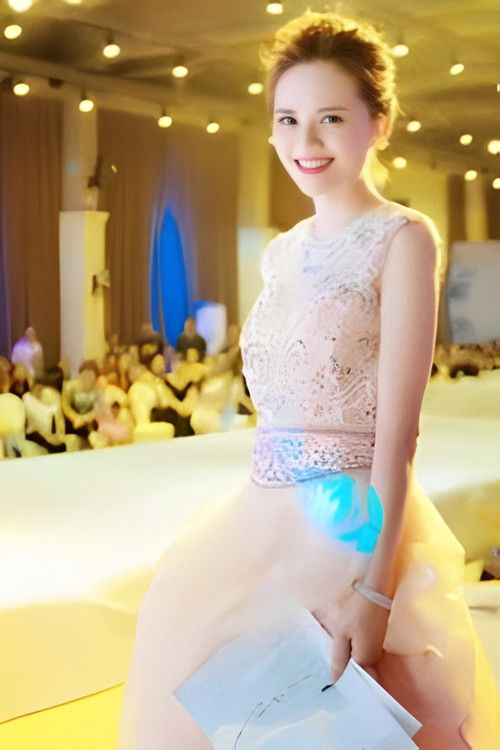 辜恋恋 as 主持人