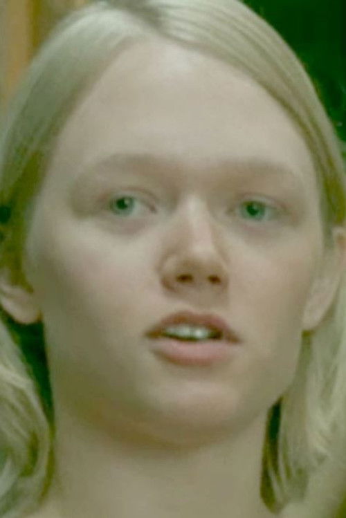 Charlotte Vanden Eynde as Muriel