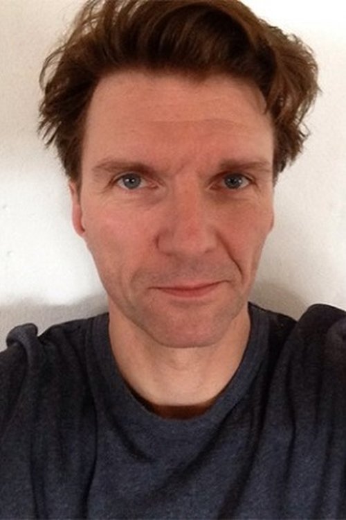 Martin Ringsmose as Betjent