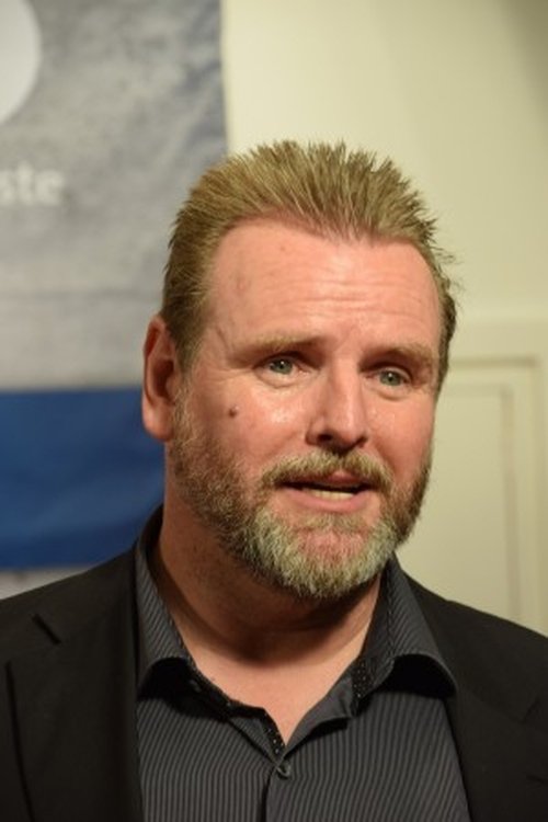 Felix Vörtler as Priest