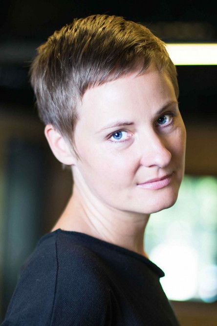 Paula Dombrowski as Bedienung in Imbiss