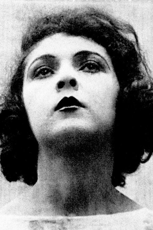 Almery Steves as Heroína