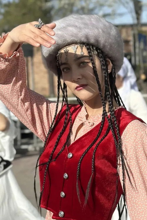 Aicholpon Kurmanbekova as Rich woman