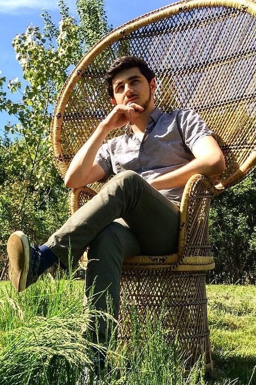 Michael Mollicone as Restaurant Patron (uncredited)