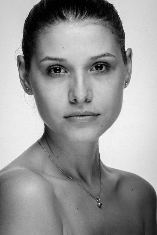 Ioana Picoș as Mona Liza