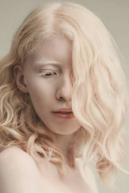 Ruby Vizcarra as Líder de secta