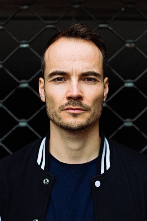 Michael Kühl as Roman