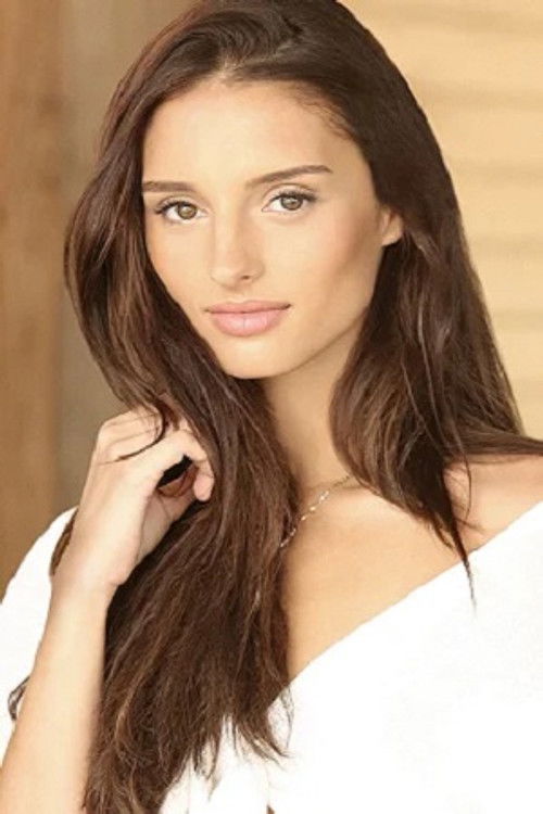 Aitana Rinab Perez as Julie