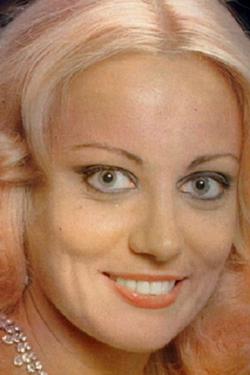 Mary Kyvelou as Julia