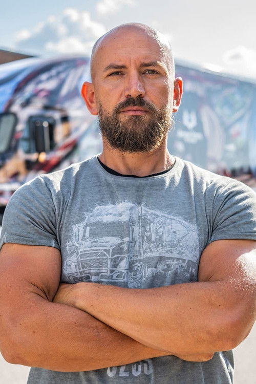 Dawid Anders as Prowadzący