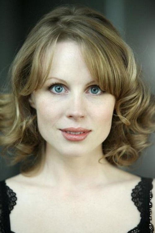 Chloe Dunn as Narrator