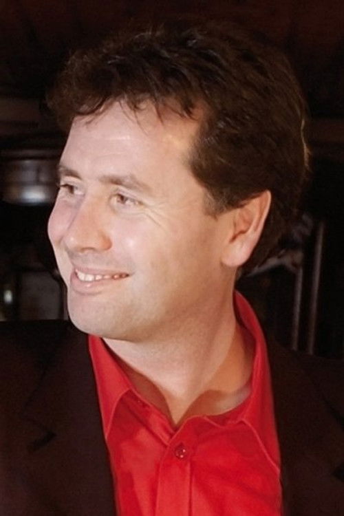 Shane Donnelly as Musiker