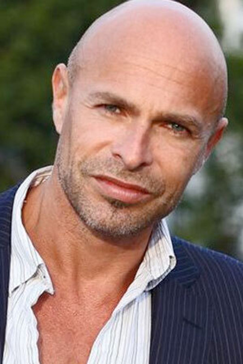 Guy Amram as Agent de police