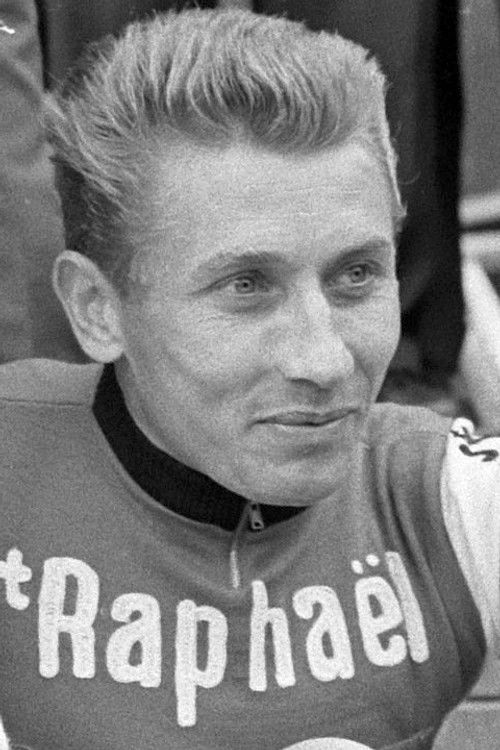 Jacques Anquetil as Le liftier (uncredited)