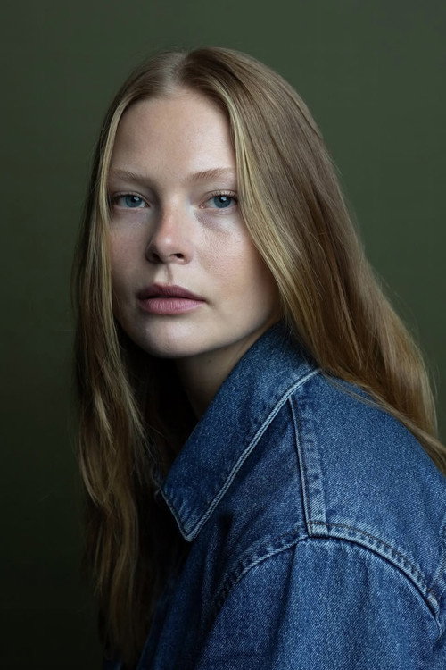 Sofie Theobald as Bella