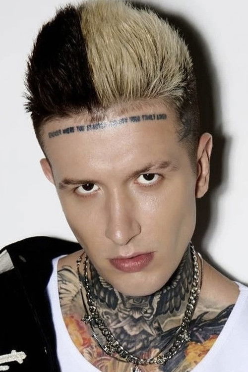 Evgeniy Ershov as капитан команды «Лихие Петухи»