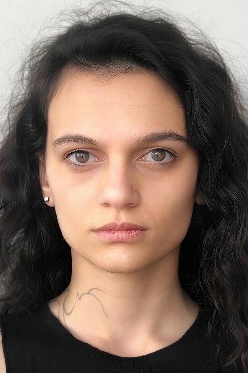 Büşra Albayrak as Esra