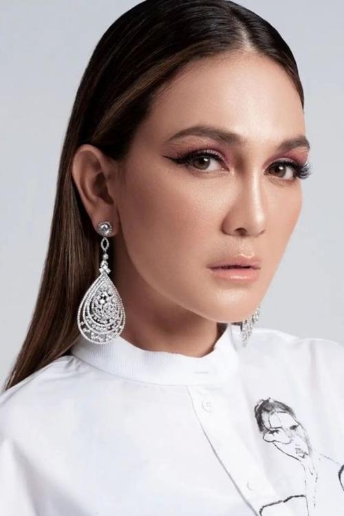 Luna Maya as Kania